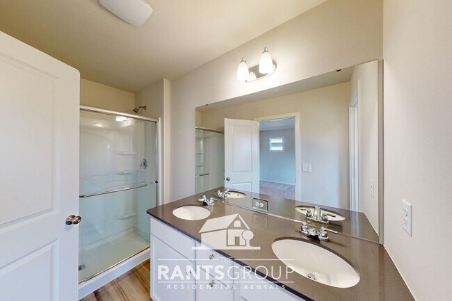 Building Photo - Great Location! Easy JBLM Commute!