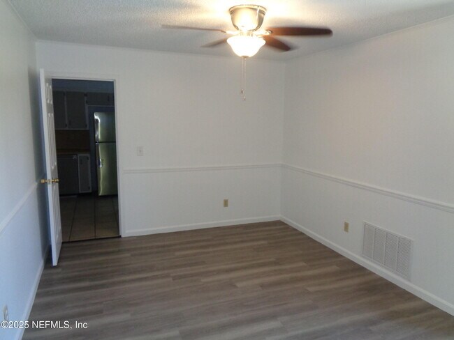 Building Photo - 812 Maplewood Ln