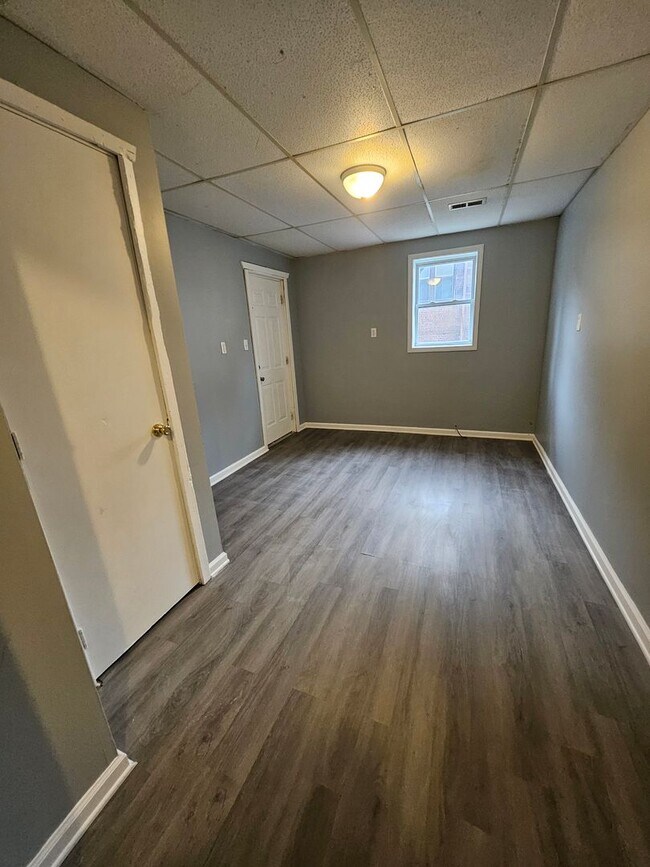 Building Photo - 2nd level 4 bedroom 2 bathroom apartment