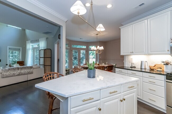 Building Photo - Dilworth home available immediately!