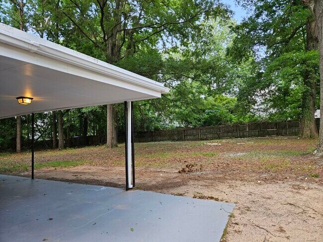 Building Photo - Charming 3 bedroom