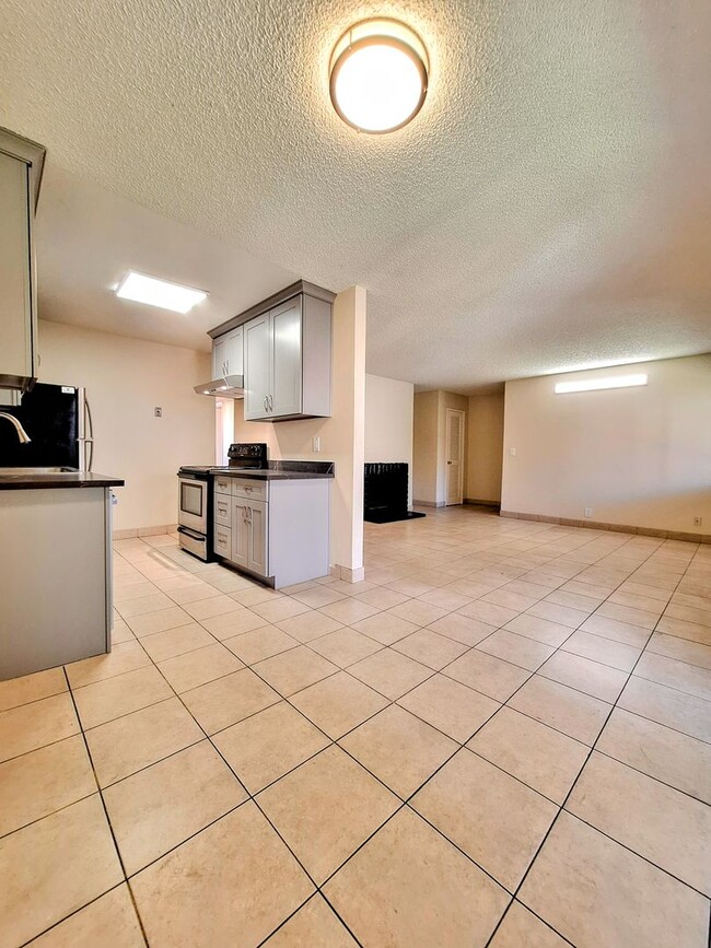 Building Photo - Beautifully Remodeled Second Floor Condo A...