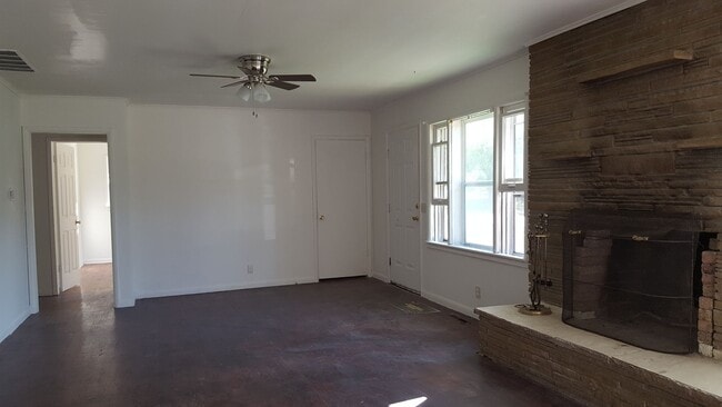 Building Photo - Spacious 3 bedroom and 1 bathroom