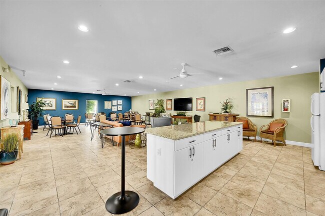 Building Photo - 4020 W Palm Aire Dr