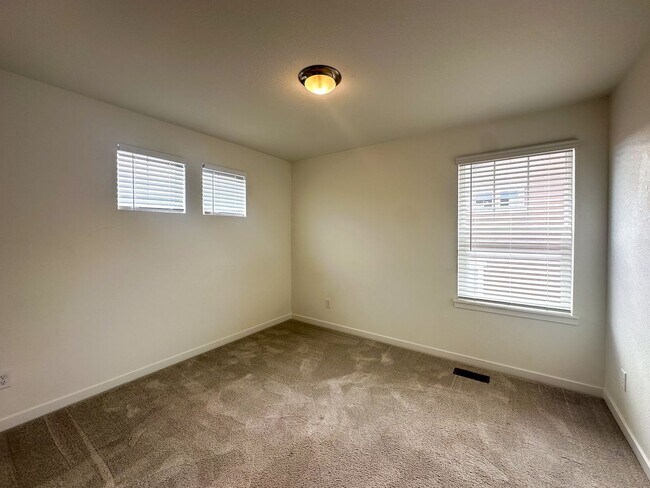 Building Photo - Luxurious 3bd home in Dove Village