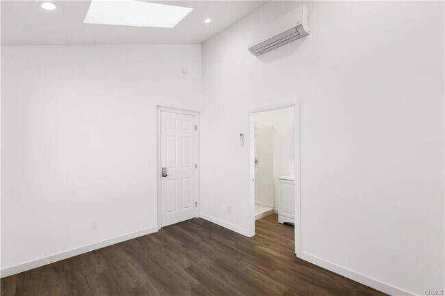 Building Photo - 552 N Cambridge St