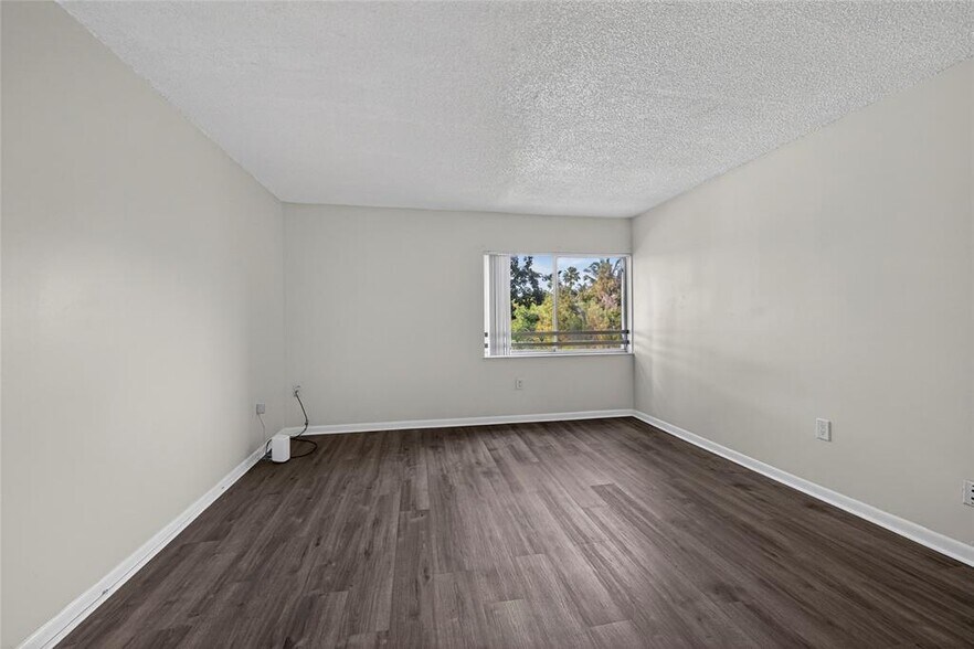 Building Photo - 711 N Pine Island Rd