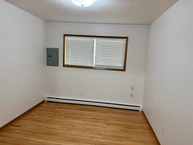 Building Photo - Cool Reed College One Bedroom