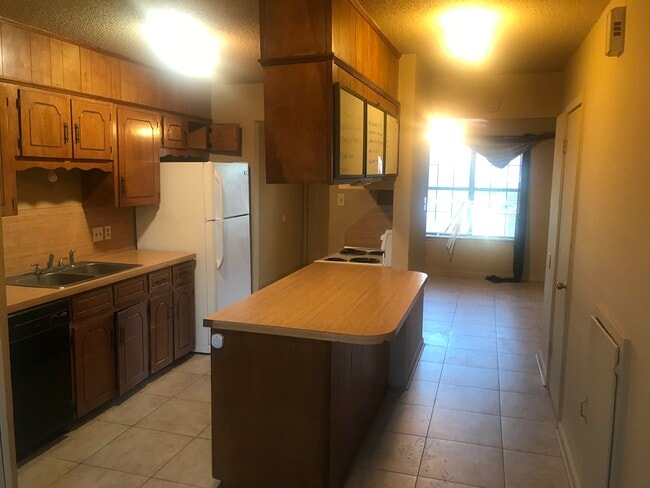 Primary Photo - 1212 Henson