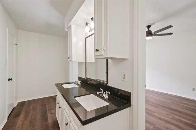 Building Photo - 719 Thornwood Dr