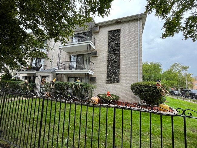 Building Photo - 1601 Downs Dr