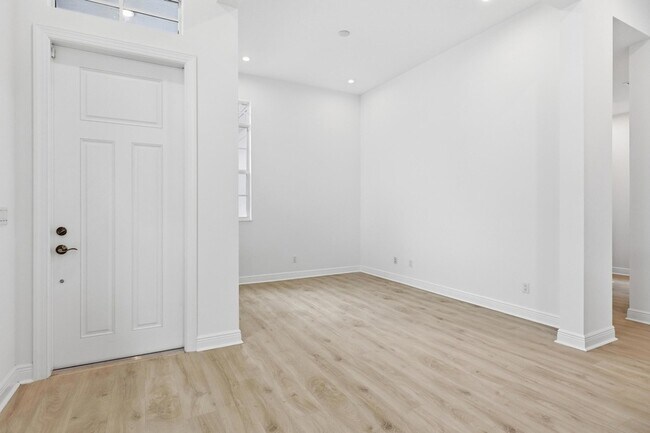 Building Photo - 140 SE Via Tirso