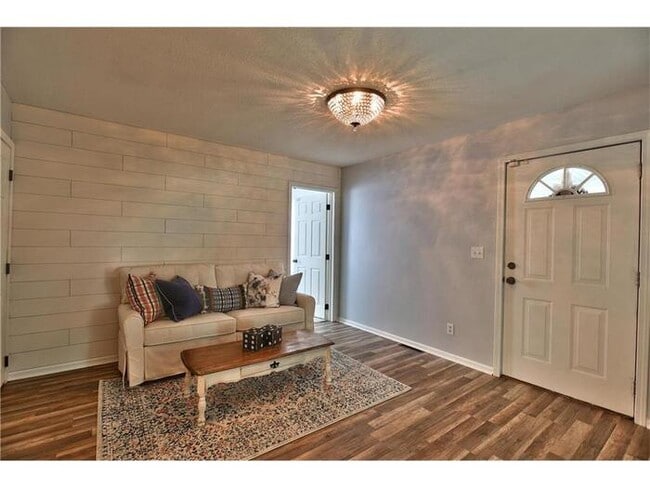 Building Photo - Beautiful Waldo Property - First Floor Living