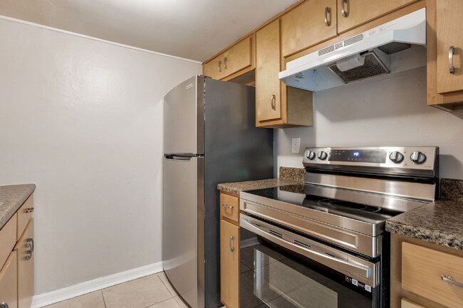 Building Photo - Desirable townhouse centerally located.