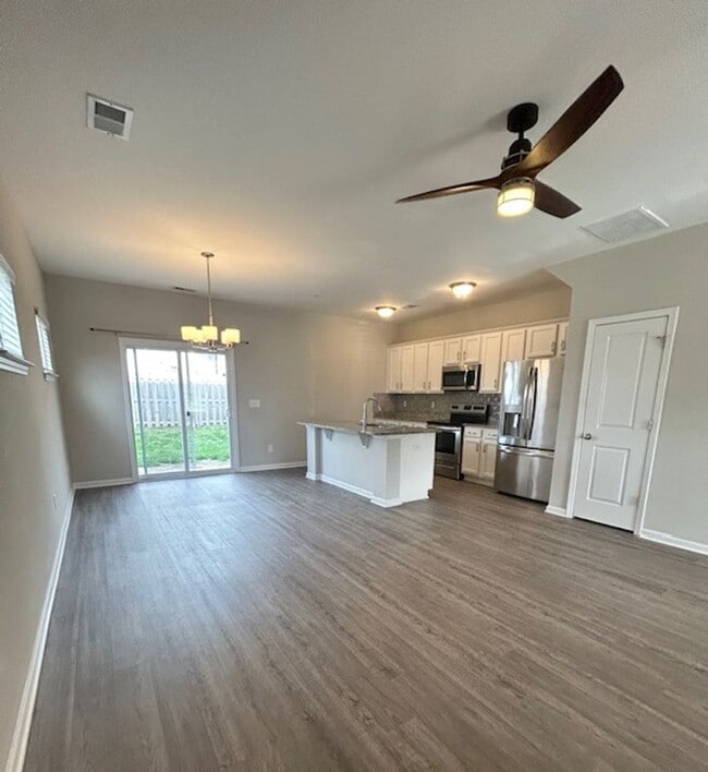 Building Photo - STYLISH & MODERN TOWNHOME IN HARBISON GROVE