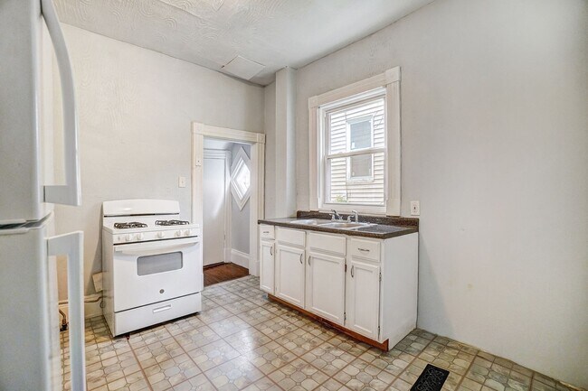 Building Photo - 870 Rockdale Ave