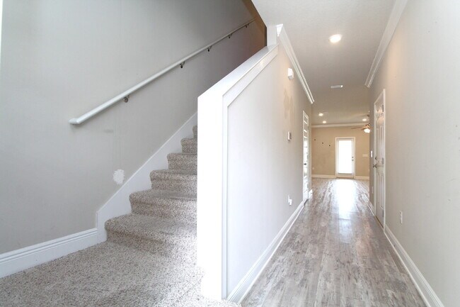 Building Photo - Spacious 3-Bed, 2.5-Bath Townhome Steps from Blue Wahoos Stadium & Palafox Street with Upgraded K...