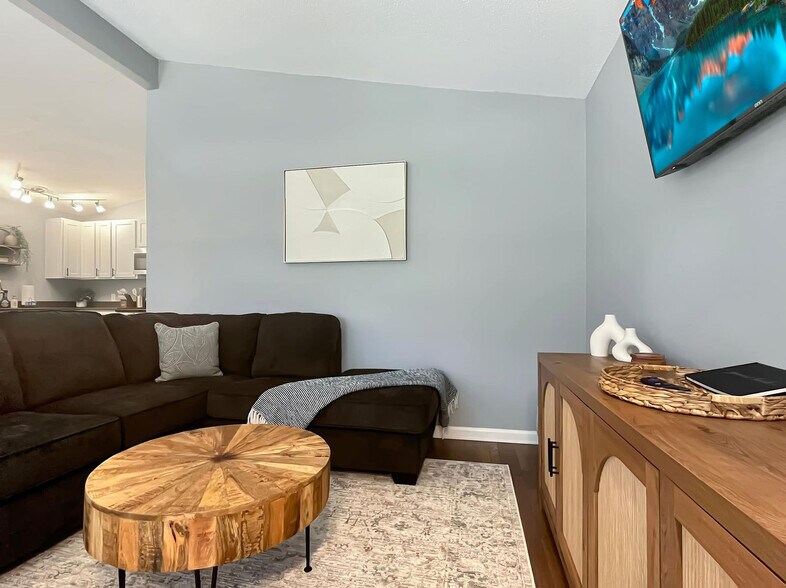 Building Photo - 501 W 9th St