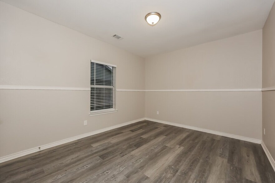 Building Photo - 1106 Longhorn Ln