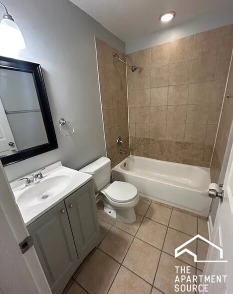 Building Photo - 2340 W Granville Ave