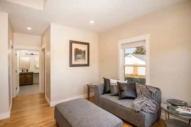 Building Photo - Modern 4 Bed Townhouse With Exceptional Fe...