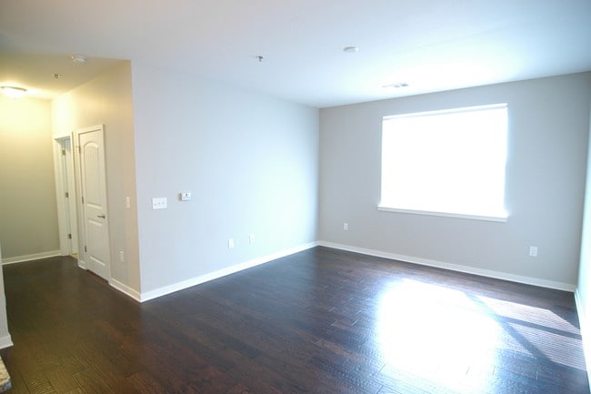 Building Photo - 2 Bedroom in Solo East Condos of Nashville!!