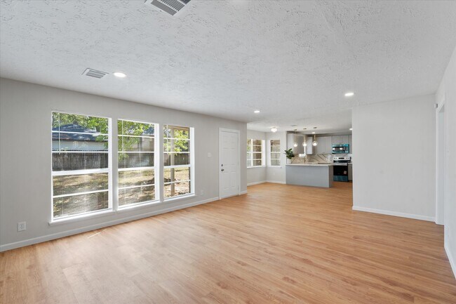 Building Photo - 3811 Woodbriar Dr