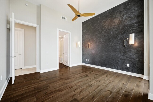 Building Photo - 9757 Katy Fwy