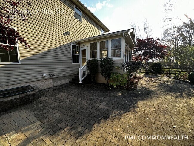 Building Photo - 502 Holly Hill Dr