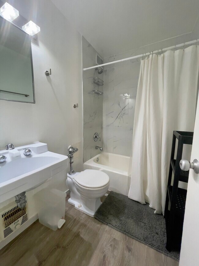 Building Photo - 1451 E 55th St