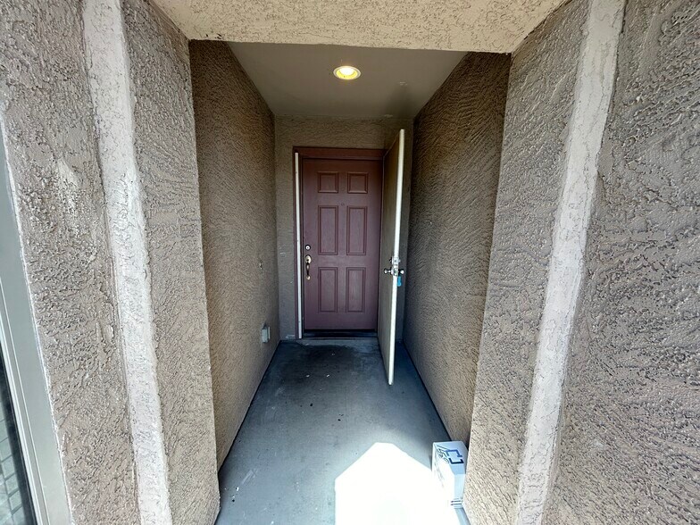 Building Photo - 7028 S 46th Dr