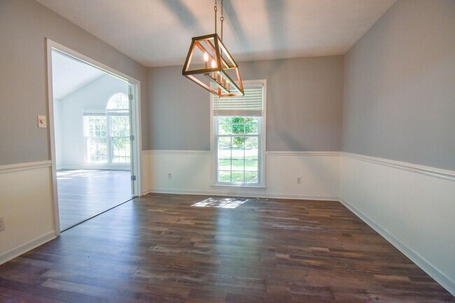 Building Photo - 3 Bedroom 2.5 Bathroom with a Bonus: Small...