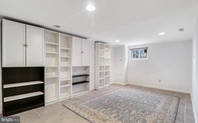 Building Photo - 5012 Gainsborough Dr