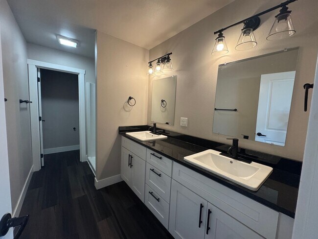 Building Photo - Modern 3 bedroom townhouse