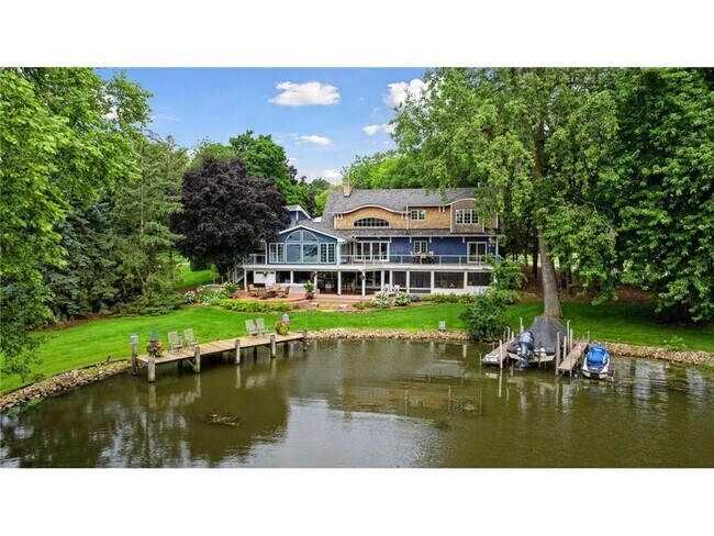 Building Photo - 3135 Shoreline Dr