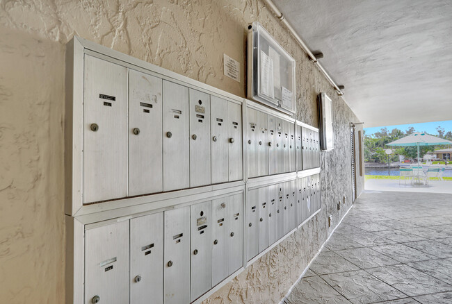 Building Photo - 13 Royal Palm Way