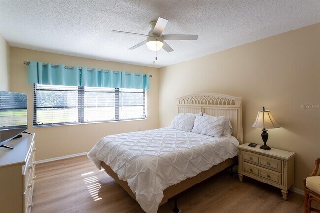 Building Photo - 5630 Golf Pointe Dr