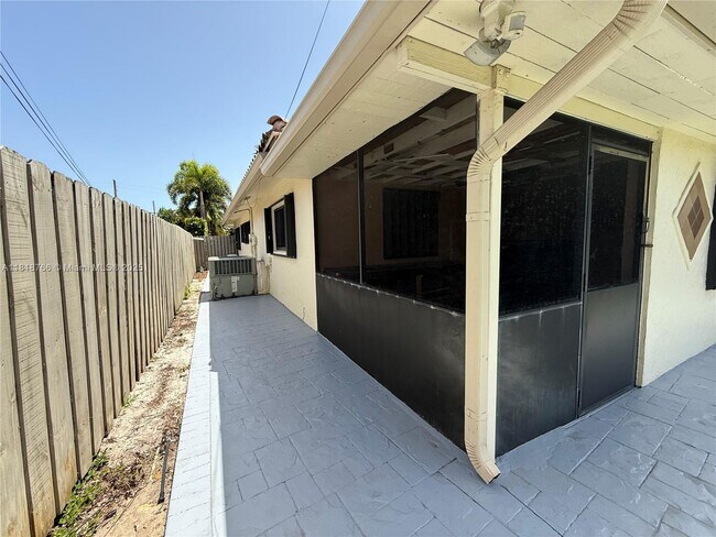 Building Photo - 1721 NE 48th Ct