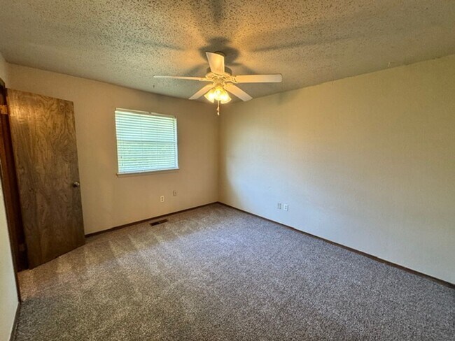 Building Photo - 2 Bedrooms, 1 1/2 baths and a 1 car garage duplex for rent in SW OKC near SW 89th and Penn!