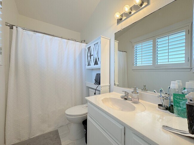 Building Photo - East El Paso 4 bed Refrig A/C w/Gorgeous L...