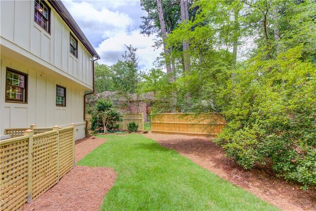 Building Photo - 770 Crest Valley Dr NW