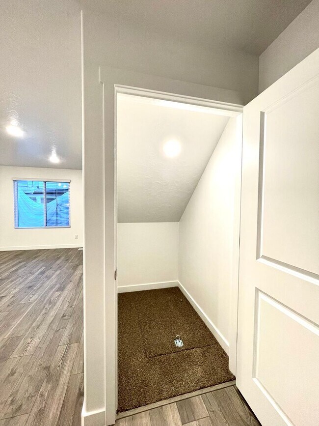 Building Photo - Modern 3-Bedroom Townhome in Provo
