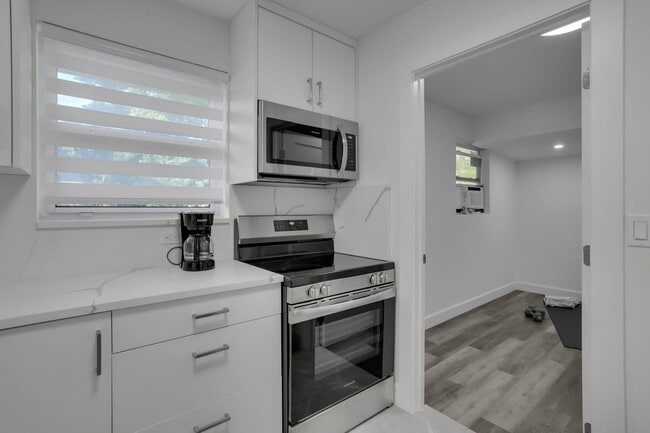 Building Photo - 604 SE 4th Ave