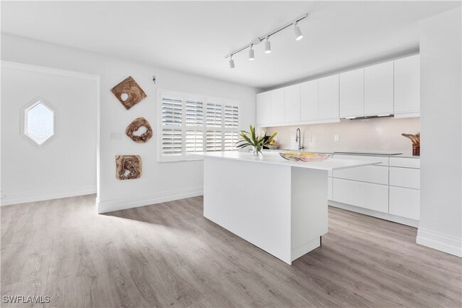 Building Photo - 1100 8th Ave S