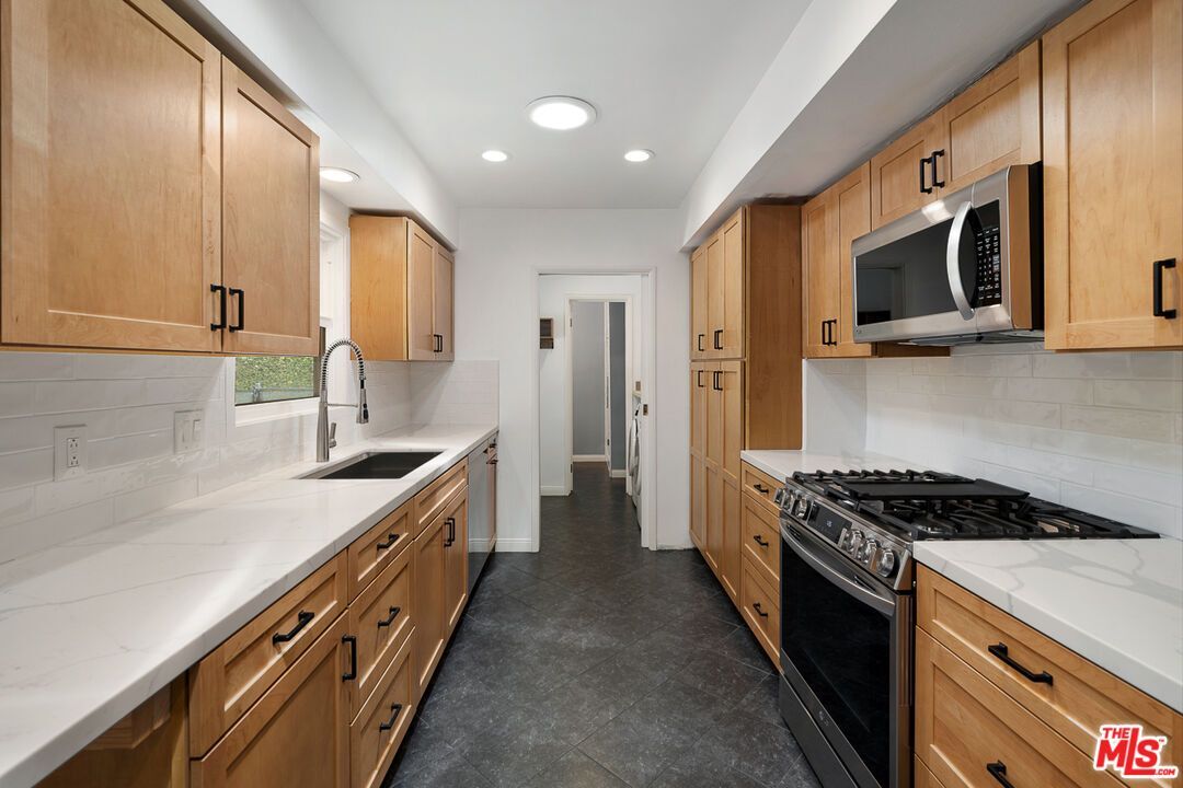 Building Photo - 826 Crestfield Dr