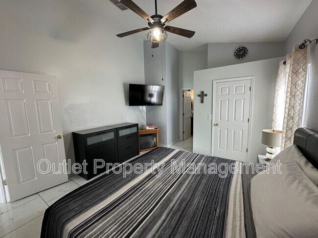 Building Photo - 645 Majesty Dr