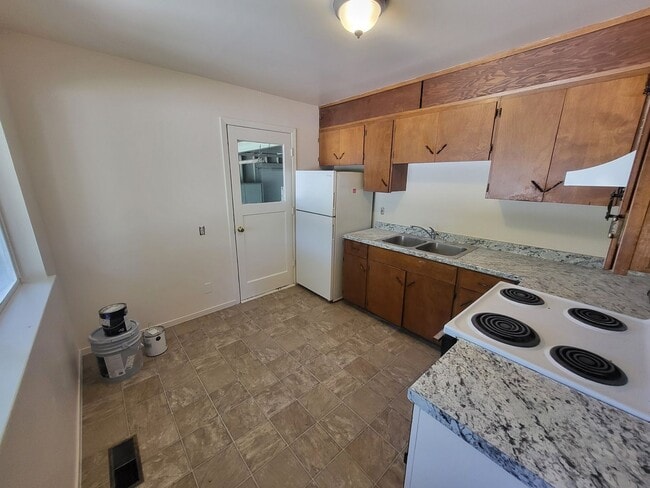 Building Photo - 2068 W Sheffield Manor
