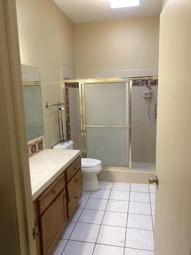 Building Photo - Cute townhome conveniently located in Nort...