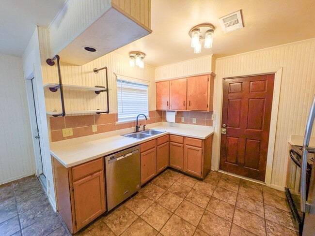 Building Photo - 9225 Shepherd Dr