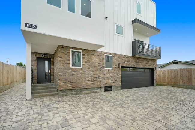 Building Photo - 5 Bedroom / 4 bathroom Fully Detached Townhouse in Echo Park with Private Garage